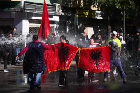 متظاهرون يحملون الأعلام الألبانية ويتعرضون لرشّ المياه بمدفع مياه خلال احتجاج طلابي مناهض للحكومة في تيرانا اليوم 16 أكتوبر 2026 (رويترز).webp