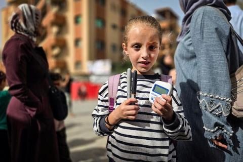 أطفال فلسطينيون مصابون بداء السكري وذووهم يشاركون في وقفة احتجاجية داخل مجمع ناصر الطبي بمدينة خانيونس، جنوبي قطاع غزة، الخميس 15 أكتوبر/تشرين الأول 2026، للمطالبة بتوفير الأنسولين والأدوية الضرورية. تصوير: طارق محمد