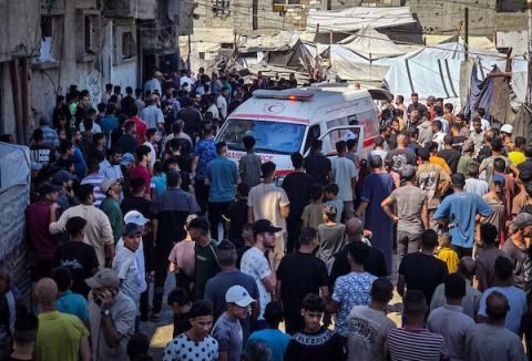 فلسطينيون يتجمعون في موقع غارة جوية إسرائيلية استهدفت سطح منزل في مخيم خان يونس، جنوب قطاع غزة، وأسفرت عن استشهاد فلسطيني، 7 أكتوبر/تشرين الأول 2026. تصوير: طارق محمد.