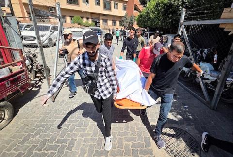 يحمل فلسطينيون جثمان معاذ جمال أبو نصيرة، البالغ من العمر 36 عامًا، إلى مجمع ناصر الطبي في 4 أكتوبر/تشرين الأول 2026، بعد استشهاده في غارة جوية إسرائيلية استهدفته شمال خان يونس، جنوب قطاع غزة.  (صورة: طارق محمد)
