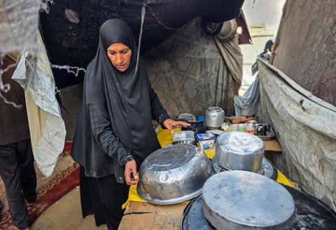 عائلات نازحة تقيم داخل خيام نُصبت بين القبور في إحدى مقابر خان يونس جنوبي قطاع غزة، في 14 أكتوبر/تشرين الأول 2026. (تصوير: طارق محمد)