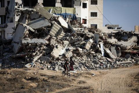 خيام لإيواء فلسطينيين نازحين تنتشر بجوار مبانٍ مدمرة في مدينة غزة، في الذكرى الثالثة لاندلاع الحرب، 7 أكتوبر/تشرين الأول 2026. تصوير: بلال أسامة.