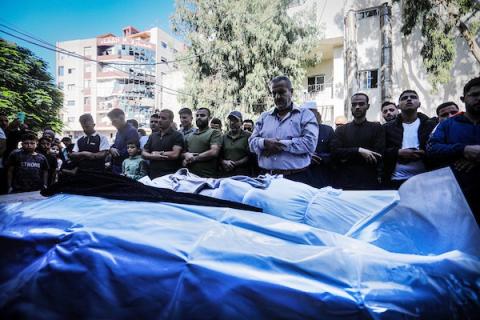 ودّع المشيّعون جثامين ثلاثة فلسطينيين، بينهم رجل وزوجته، في مستشفى الشفاء بمدينة غزة، في 20 أكتوبر/تشرين الأول 2026.صورة: محمد صالحة
