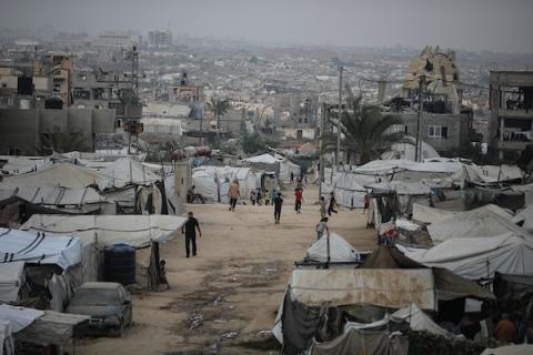 فلسطينيون نازحون يواصلون حياتهم اليومية داخل خيام مؤقتة في مخيم النصيرات وسط قطاع غزة، وسط مخاوف من الأمطار والبرد مع اقتراب الشتاء. 26 أكتوبر 2026.  (تصوير: حسن الجدي)