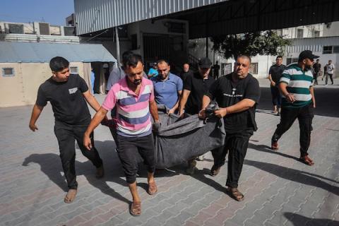 فلسطينيون يودّعون جثمان الشهيد محمد عبد الخالق خلة في مستشفى الشفاء بمدينة غزة، الخميس 15 أكتوبر/تشرين الأول 2026.تصوير: محمد صالحة