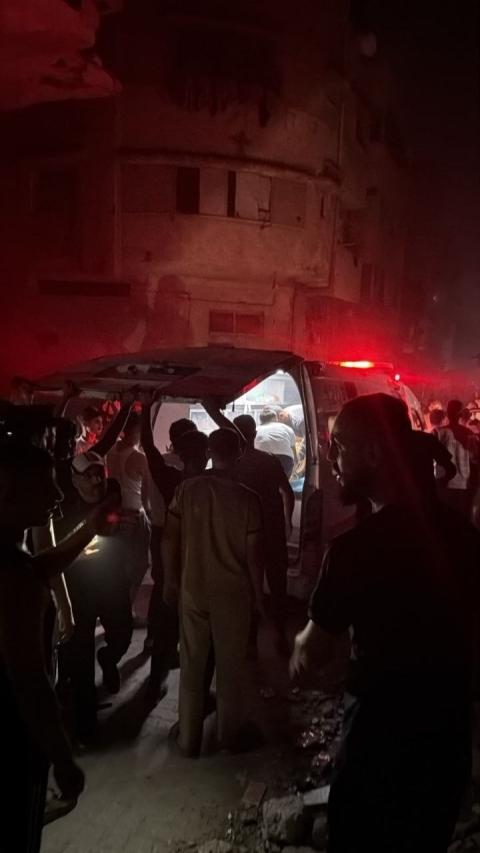 مصابين اثر استهداف عمارة السوافيري قرب مسجد الصالحين في حي الصبرة.jpg