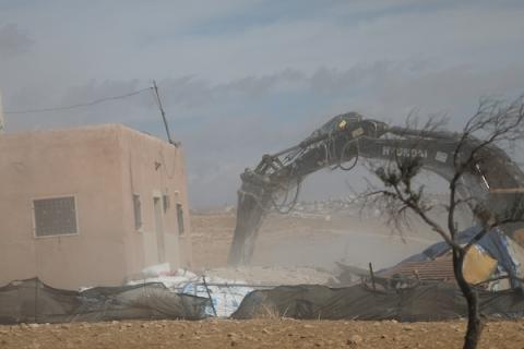 في الخامس من أكتوبر/تشرين الأول 2026، قامت آليات الجيش الإسرائيلي بهدم مبنى فلسطيني في قرية الديرات قرب يطا، جنوب الخليل،. (صورة: مأمون وزواز)
