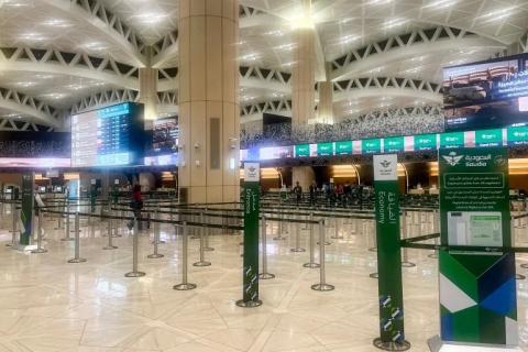 صالة خالية من المسافرين في مطار الملك خالد الدولي بالعاصمة السعودية الرياض، في 1 مارس 2026 (الفرنسية).jpg