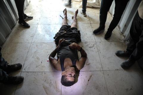 فلسطينيون ينقلون جثمان رجل إلى مستشفى العودة بمخيم النصيرات وسط قطاع غزة، بعد مقتله في غارة إسرائيلية استهدفت مركبة «توك توك» قرب جسر وادي غزة شمال المخيم، 20 أكتوبر/تشرين الأول 2026.تصوير: حسن الجدي