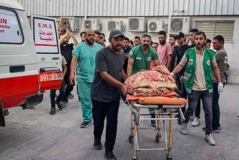 مسعفون ينقلون جثمان أدهم خليل معروف إلى مستشفى الشفاء بمدينة غزة، عقب غارة إسرائيلية استهدفت سطح منزل في مخيم جباليا شمال القطاع، يوم 16 أكتوبر/تشرين الأول 2026. (تصوير: أحمد الشوا)
