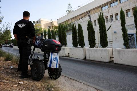عضو ببلدية القدس يقف خارج القنصلية البريطانية في الموعد النهائي الذي حددته إسرائيل لإغلاقها... (رويترز).jpeg