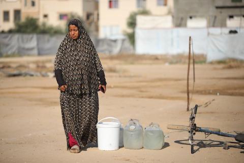 نازحة قرب أوعية مياه في النصيرات، 18 أكتوبر 2026. تصوير: حسن الجدي – أرشيف قدس نت، وليست صورة لمشروع ممول بالمنحة الهولندية.