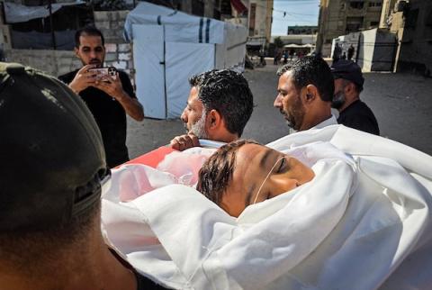 حضر المشيعون جنازة الطفل الفلسطيني يامن صقر، البالغ من العمر ثماني سنوات، والذي استشهد في غارة جوية إسرائيلية، في مجمع ناصر الطبي بخان يونس، جنوب قطاع غزة، في 31 أكتوبر/تشرين الأول 2026. (صورة: طارق محمد)