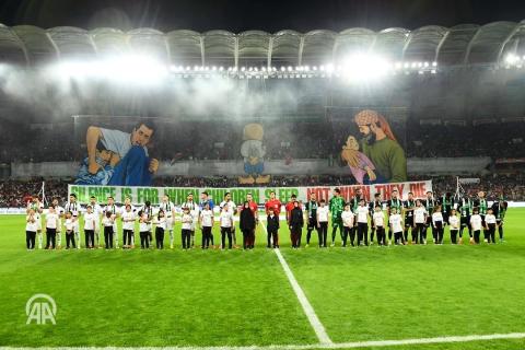 جماهير قونيا سبور التركي تستقبل المنتخب الفلسطيني بتيفو للشهداء وذكرى الدرة.jpg