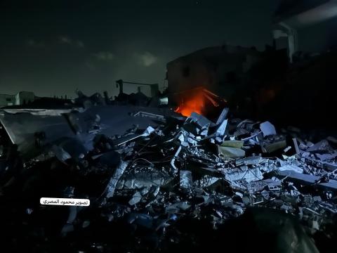 جانب من الاضرار الذي لحقت بمنازل المواطنين نتيجة استهداف تجمع مباني لعائلة النجار وسط مدينة خان يونس.jpg