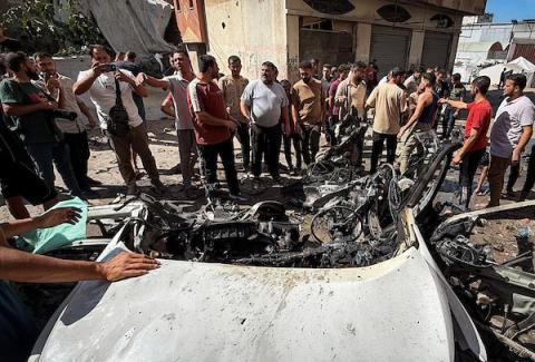 يتفقد فلسطينيون موقع غارة جوية إسرائيلية استهدفت مركبة في حي التفاح بمدينة غزة في 13 أكتوبر/تشرين الأول 2026.صورة: هادي داود