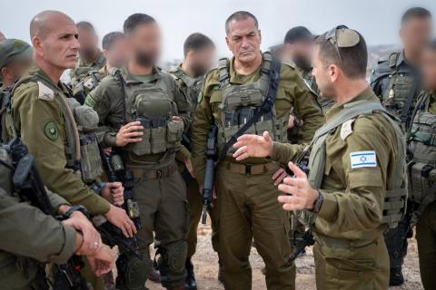 رئيس الأركان الإسرائيلي ايال زامير يجري تقدير موقف في قيادة المنطقة الوسطى.jpg