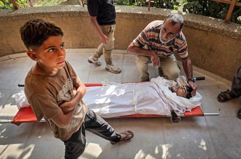 فلسطينيون يشيّعون الشهداء حسام الزملي والطفلة جوري الصوفي وتامر أبو سنيمة، الذين استشهدوا بنيران قوات الاحتلال في مواصي خان يونس، 26 أكتوبر 2026.  (تصوير: طارق محمد)