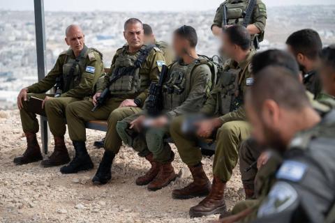رئيس الأركان الإسرائيلي ايال زامير يجري تقدير موقف في قيادة المنطقة الوسطى 7.jpg