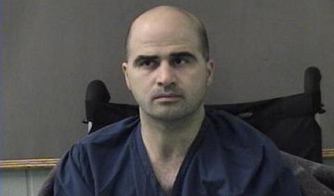 الرائد نضال حسن، الطبيب النفسي السابق في الجيش الأميركي والمدان في قضية إطلاق النار بقاعدة فورت هود، في صورة توقيف التُقطت بعد نقله إلى سجن مقاطعة بيل في ولاية تكساس، 9 نيسان 2010 (Getty Images).jpg