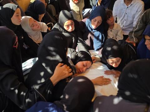 مشيعون يحضرون جنازة تامر الحمايدة، 42 عامًا، الذي قُتل في غارة جوية إسرائيلية استهدفت نقطة تفتيش تابعة للشرطة في منطقة المواصي جنوب خان يونس، جنوب قطاع غزة، في 2 أكتوبر/تشرين الأول 2026.  صورة: طارق محمد