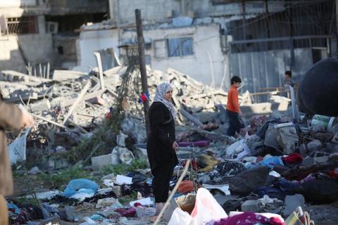 تضررت المباني والخيام التي تؤوي الفلسطينيين النازحين بشدة جراء غارة جوية إسرائيلية استهدفت مبنى في منطقة الصفطاوي بمدينة غزة، قطاع غزة، في 30 أكتوبر/تشرين الأول 2026. واستمرت الهجمات الإسرائيلية على غزة رغم وقف إطلاق النار. (صورة: حسن الجدي)