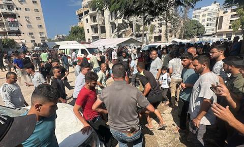 نقل جثامين شهداء وجرحى إلى مستشفى الشفاء بمدينة غزة، عقب غارة جوية إسرائيلية استهدفت مجموعة من الفلسطينيين غربي المدينة، في 10 أكتوبر/تشرين الأول 2026. (تصوير: محمد صالحة)