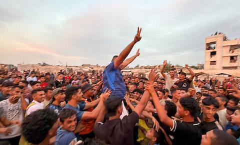 شارك لاعبون سابقون في المنتخب الفلسطيني الوطني ولاعبون محليون في مباراة ودية وسط مخيمات النزوح في خان يونس، جنوب قطاع غزة، في 2 أكتوبر/تشرين الأول 2026. نُظمت المباراة كمبادرة للتخفيف من آثار الحرب وإحياء النشاط الرياضي. تصوير: طارق محمد