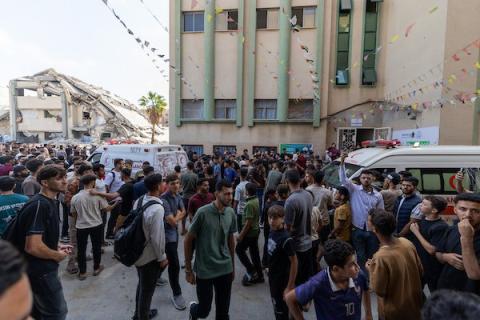 تجمّع فلسطينيون في موقع غارة إسرائيلية استهدفت مجموعة من الطلاب في حرم الجامعة الإسلامية بمدينة غزة، في 25 أكتوبر/تشرين الأول 2026.صورة: محمد صالحة