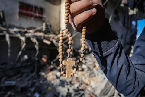 يتفقد فلسطينيون الأضرار التي لحقت بمبنى الأصالة السكني، غرب مدينة غزة، جراء غارة جوية إسرائيلية، في 3 أكتوبر/تشرين الأول 2026. (صورة: بلال أسامة)