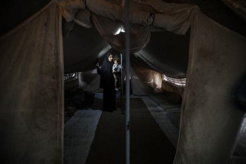فلسطينيون نازحون يواصلون حياتهم اليومية داخل خيام مؤقتة في مخيم النصيرات وسط قطاع غزة، وسط مخاوف من الأمطار والبرد مع اقتراب الشتاء. 26 أكتوبر 2026.  (تصوير: حسن الجدي)