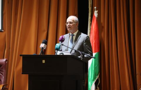 مصطفى خلال افتتاحه مهرجان طولكرم الرابع للصناعات الوطنية الفلسطينية