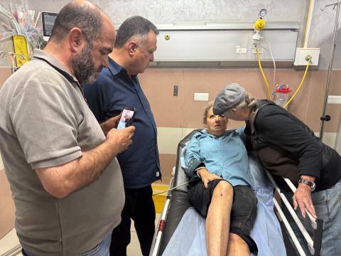 نقيب الصحفيين الفلسطينيين ناصر أبو بكر خلال تفقده المصورة الصحفية الأمريكية هايدي لافيني 23.jpg