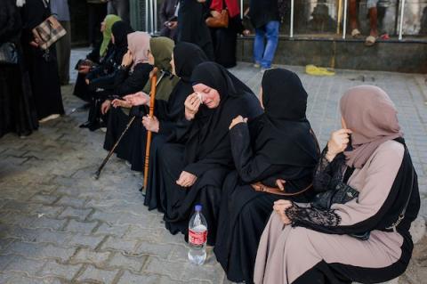 ودّع المشيّعون جثامين أربعة فلسطينيين، بينهم امرأة، في مستشفى الشفاء بمدينة غزة في 30 سبتمبر/أيلول 2026. (صورة: محمد صالحة)