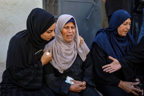 وداع متطوع الدفاع المدني محمد طموس، الذي استشهد في غارة إسرائيلية أثناء محاولته إسعاف جرحى قرب مستشفى كمال عدوان شمال قطاع غزة، 7 أكتوبر/تشرين الأول 2026. تصوير: محمد صالحة.
