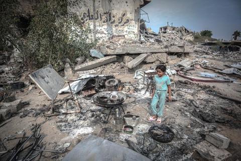 نازحون فلسطينيون يتفقدون بقايا خيامهم وممتلكاتهم التي أتت عليها النيران إثر غارة إسرائيلية قرب مفترق الشجاعية شرقي مدينة غزة، 26 أكتوبر 2026. (تصوير: بلال أسامة)