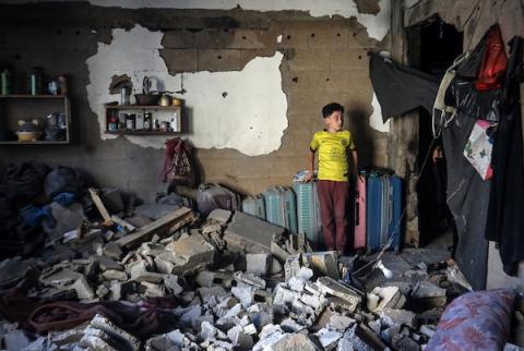 فلسطينيون يتفقدون أنقاض مبنى سكني استهدفته غارة جوية إسرائيلية فجراً غربي مدينة غزة، ما أدى إلى مقتل رجل وزوجته، 20 أكتوبر/تشرين الأول 2026.  تصوير: محمد صالحة