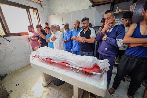 فلسطينيون يشيّعون جثمان الشاب محمد عليان البيوك، الذي استشهد إثر قصف إسرائيلي استهدف سطح مدرسة تؤوي نازحين في خان يونس جنوب قطاع غزة، وسط استمرار الهجمات الإسرائيلية، 28 أكتوبر/تشرين الأول 2026. (تصوير: طارق محمد)