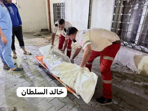 انتشال جثمان من غارة اسرائيلية استهدفة شقة سكنية غرب غزة.jpg