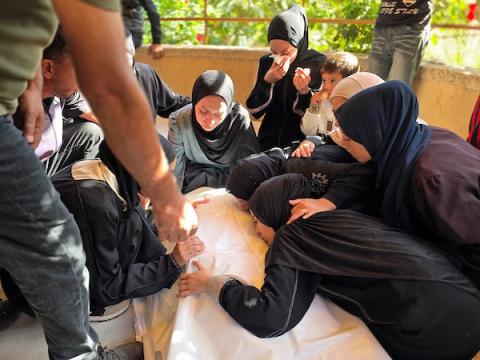 جنازة تامر الحمايدة، 42 عامًا، الذي قُتل في غارة جوية إسرائيلية استهدفت نقطة تفتيش تابعة للشرطة في منطقة المواصي جنوب خان يونس، 2 أكتوبر/تشرين الأول 2026. صورة: طارق محمد