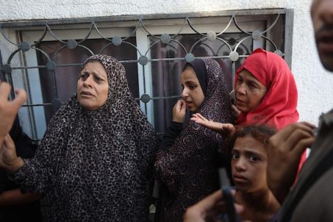 فلسطينيون ينعون ذويهم بجوار جثامينهم في مستشفى الشفاء بمدينة غزة، في 10 أكتوبر/تشرين الأول 2026.(تصوير: محمد صالحة)