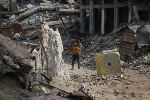 عائلات فلسطينية نازحة تجمع أمتعتها وتغادر خيامها ومنازلها في حي الشجاعية شرقي مدينة غزة، مع توسع سيطرة جيش الاحتلال الإسرائيلي باتجاه «الخط الأصفر»، بعد عام من دخول اتفاق وقف إطلاق النار حيز التنفيذ.  (تصوير: هادي داود)