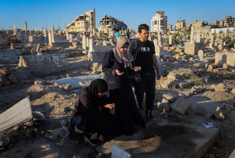 فلسطينيون يزورون قبور أقاربهم وأحبائهم الذين استشهدوا خلال الحرب الإسرائيلية، في مقبرة بمدينة غزة، يوم 8 أكتوبر/تشرين الأول 2026، بعد ثلاث سنوات من اندلاع الحرب التي خلّفت خسائر بشرية واسعة وآثارًا إنسانية لا تزال حاضرة.تصوير: محمد صالحة