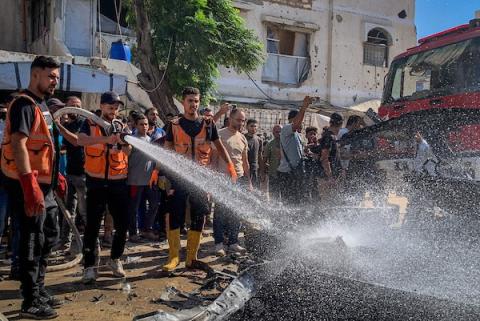 فلسطينيون يتجمعون في موقع استهداف مركبة جنوب غربي مدينة غزة، الخميس 22 أكتوبر 2026.تصوير: أحمد الشوا
