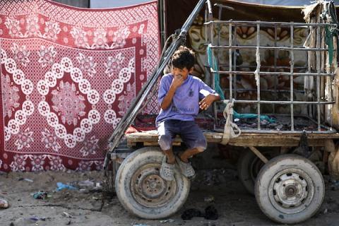 يكافح الفلسطينيون النازحون من أجل مواصلة حياتهم داخل خيام مؤقتة نُصبت قرب أنقاض منازلهم المدمرة في مخيم جباليا للاجئين شمال قطاع غزة، في 22 أكتوبر/تشرين الأول 2026.صورة: محمد صالحة