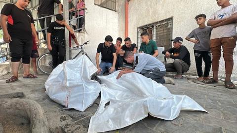 مشيعون يحيطون بجثماني شهيدين فلسطينيين في مستشفى الشفاء بمدينة غزة، عقب غارة إسرائيلية استهدفت حي النصر، 23 أكتوبر 2026. (تصوير: هادي داود)