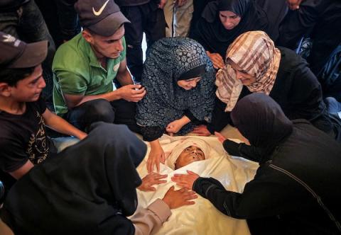 فلسطينيون يشاركون في مراسم تشييع شهيدين ارتقيا جراء غارة جوية إسرائيلية استهدفت منطقة المواصي في رفح، في 12 أكتوبر/تشرين الأول 2026. (تصوير: طارق محمد)