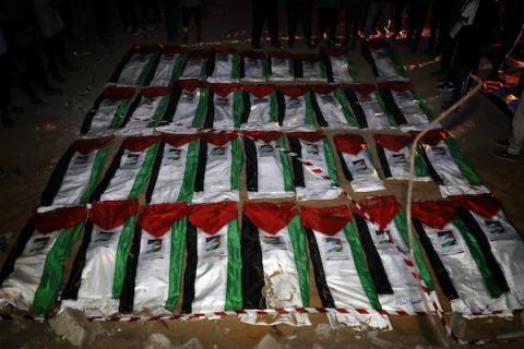 ودّع المشيّعون رفات 105 فلسطينيين انتُشلت من تحت أنقاض مبنى التاج في شارع اليرموك بمدينة غزة في 30 سبتمبر/أيلول 2026. (صورة: بلال أسامة)