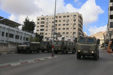انتشرت قوات الاحتلال الإسرائيلية في شوارع مدينة نابلس بالضفة الغربية فجر الأول من أكتوبر/تشرين الأول 2026. صورة: محمد ناصر
