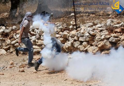 اصابة العشرات في قمع مسيرات سلمية بالضفة الغربية